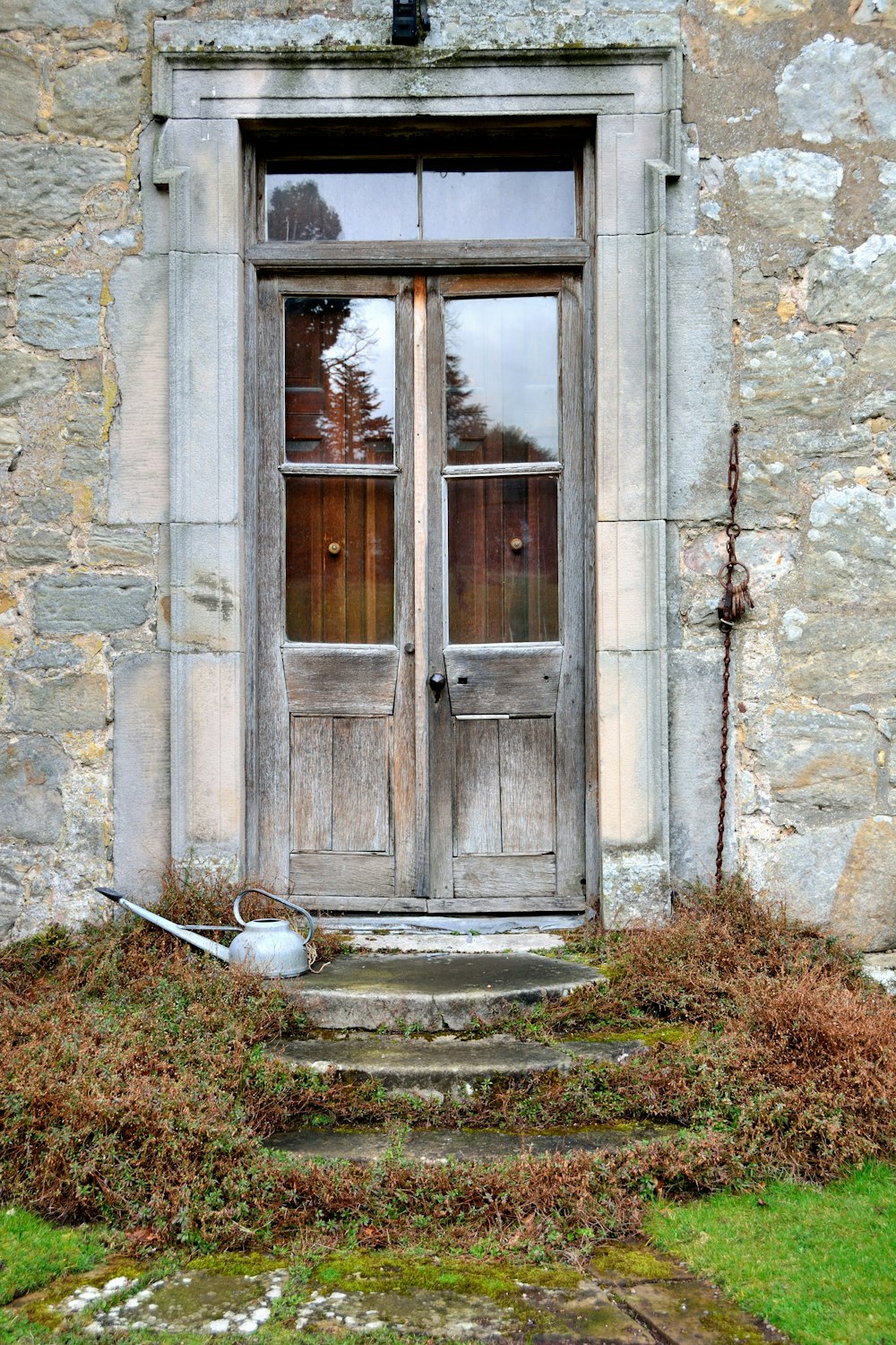 Puerta de madera marrón con cristal cerrado