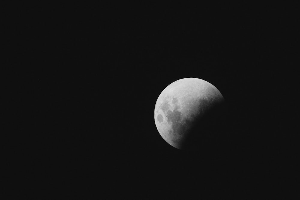 Fotografía de la luna gris
