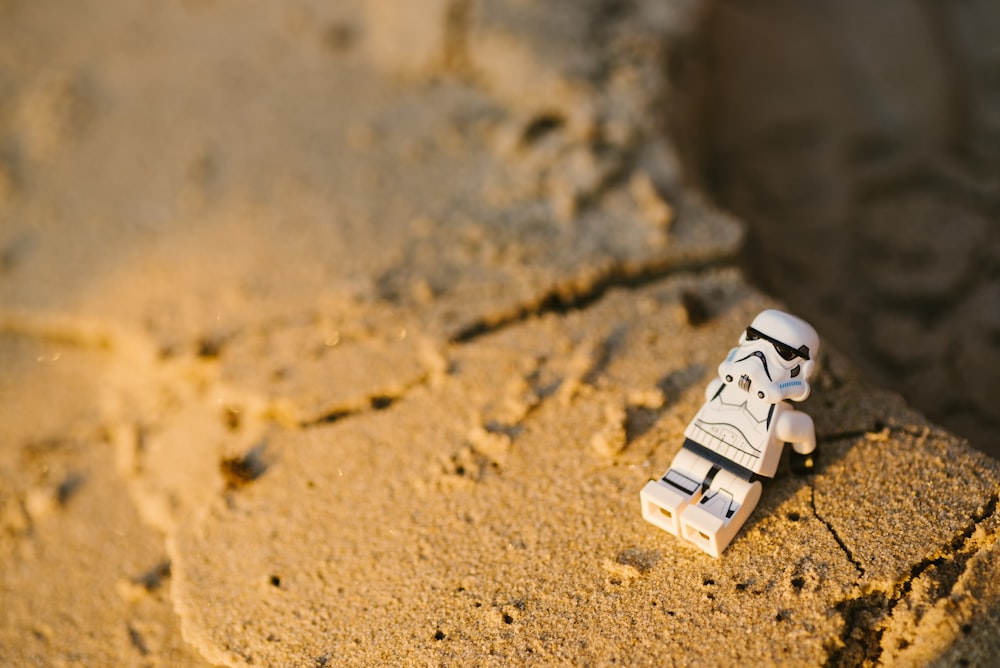 Fotografía de enfoque selectivo de la minifigura de Star Wars Stormtropper sobre la arena