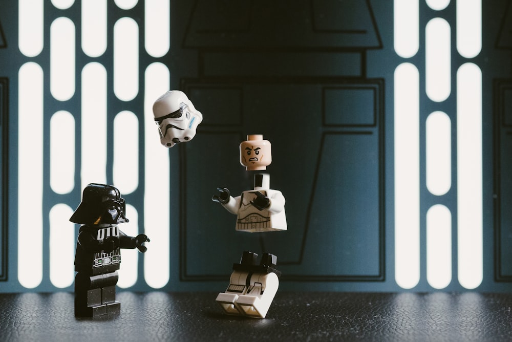Figura Lego di Darth Vader accanto a Stormtrooper
