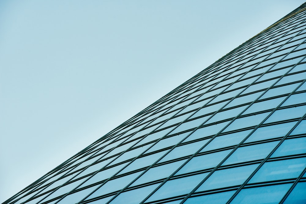 Photographie en contre-plongée d’un bâtiment en verre