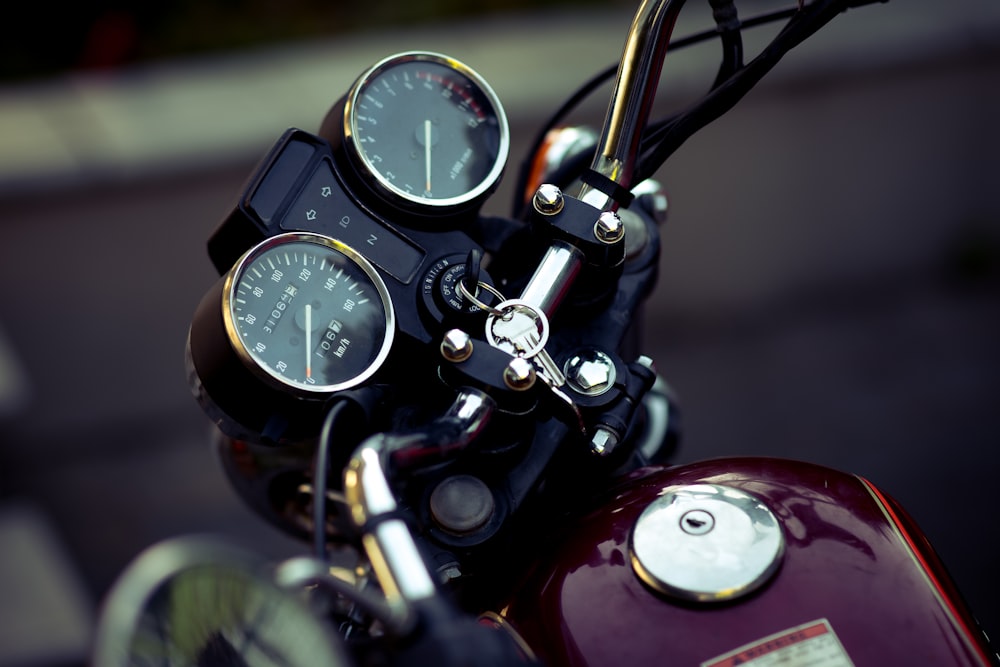 Fotografía de enfoque selectivo del velocímetro de la motocicleta