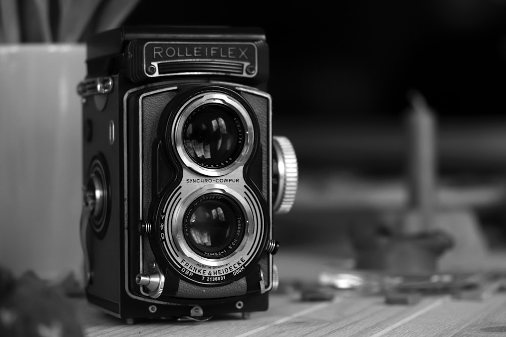 Graustufenfotografie einer schwarzen Vintage-Kamera