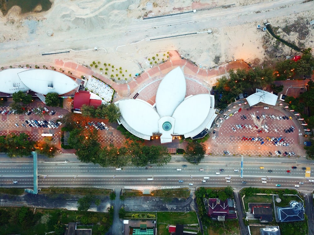 昼間の道路上の建物や車両の航空写真