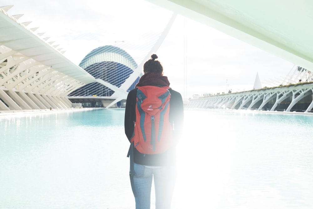 Hombre con mochila roja