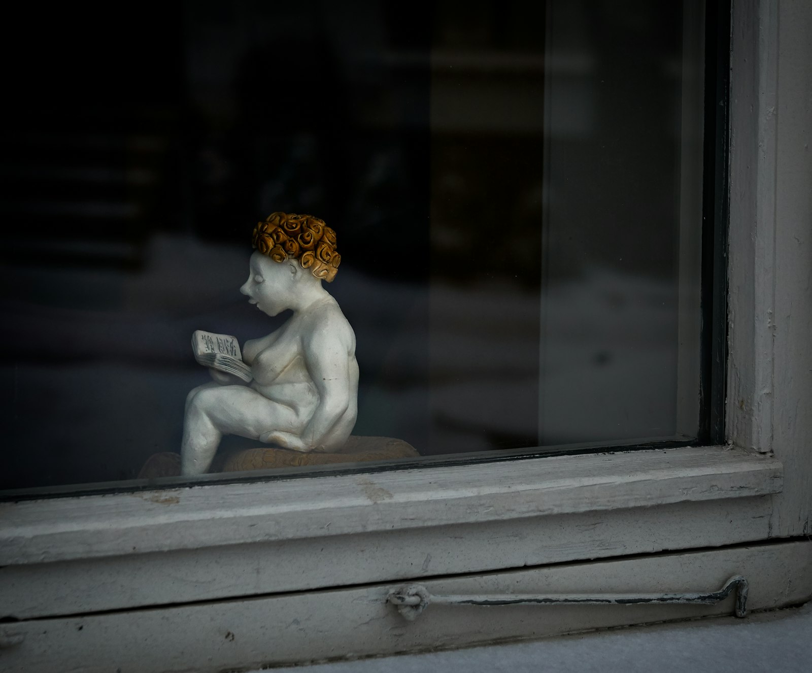 Sony a6300 + Sony Vario-Tessar T* E 16-70mm F4 ZA OSS sample photo. Woman reading book figurine photography