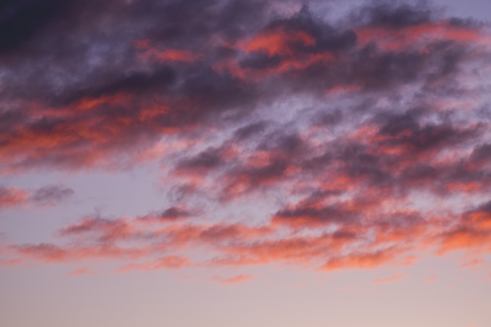 구름의 로우 앵글 사진