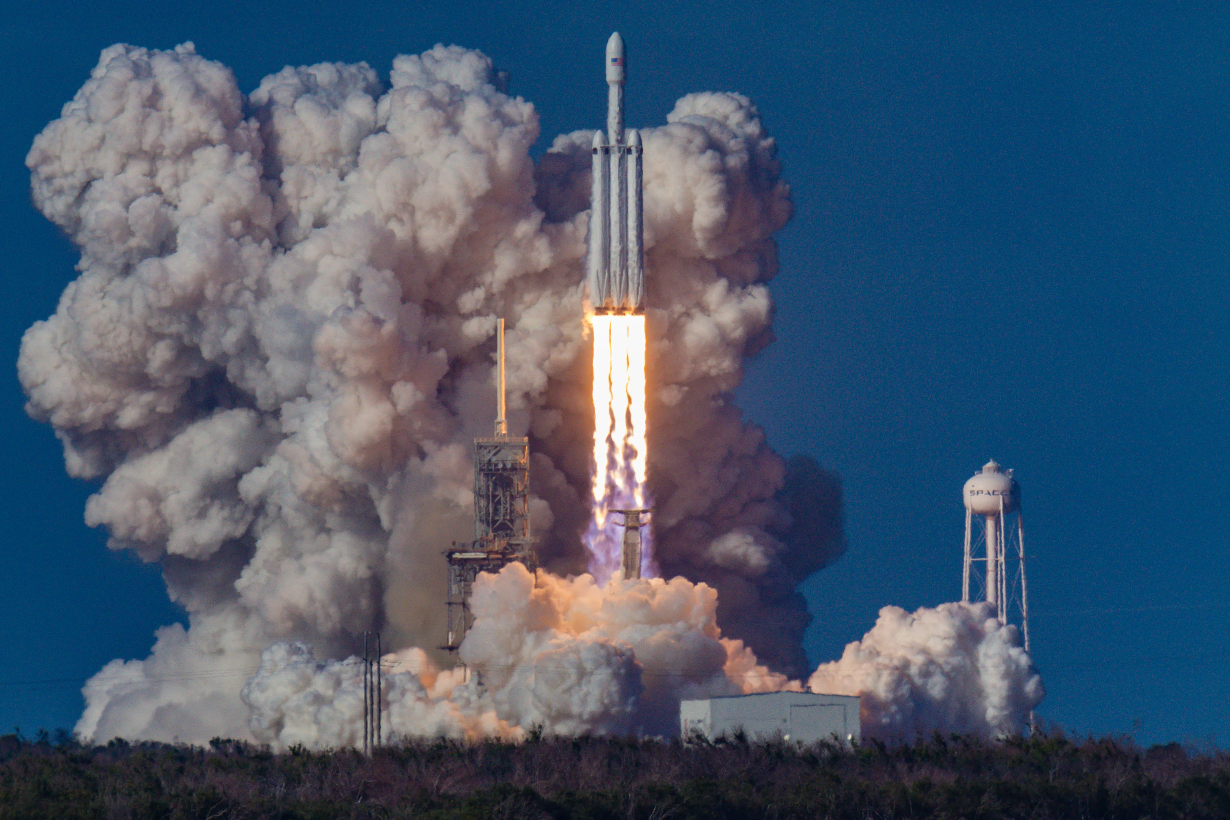 Cohete despegando con estela de fuego — Rocket Revolution