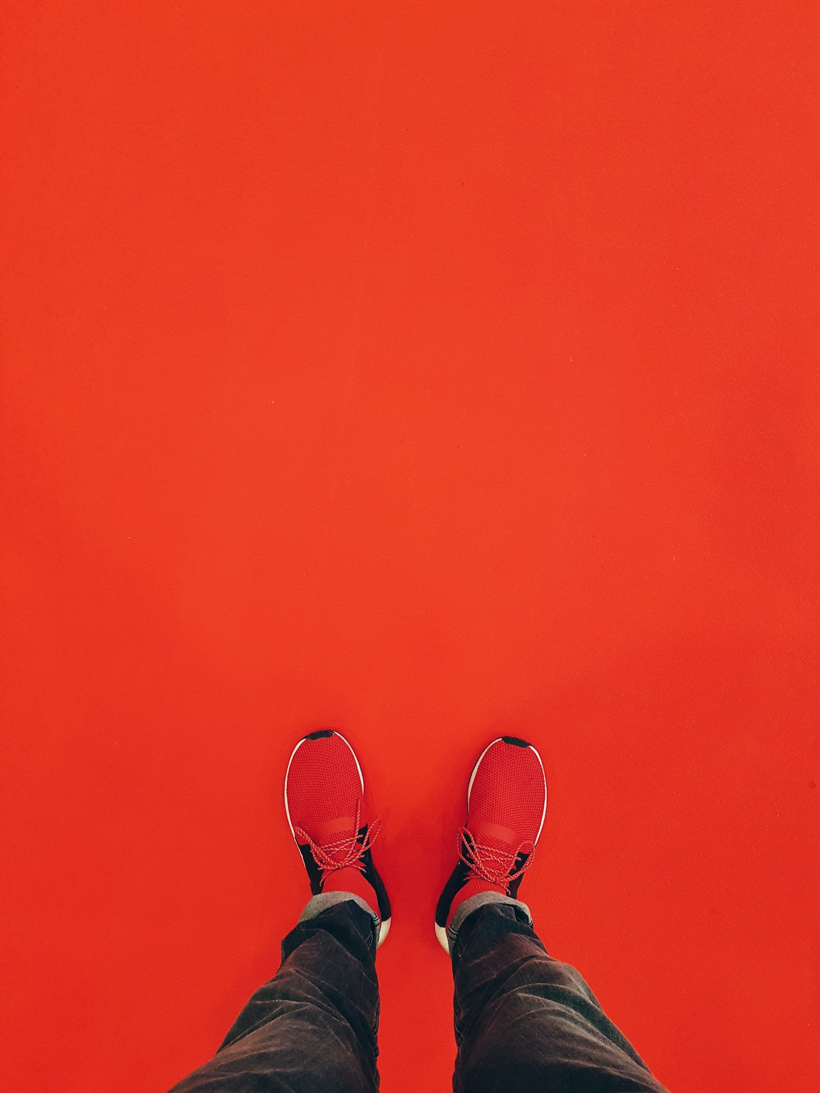 Une paire de baskets rouges sur fond rouge