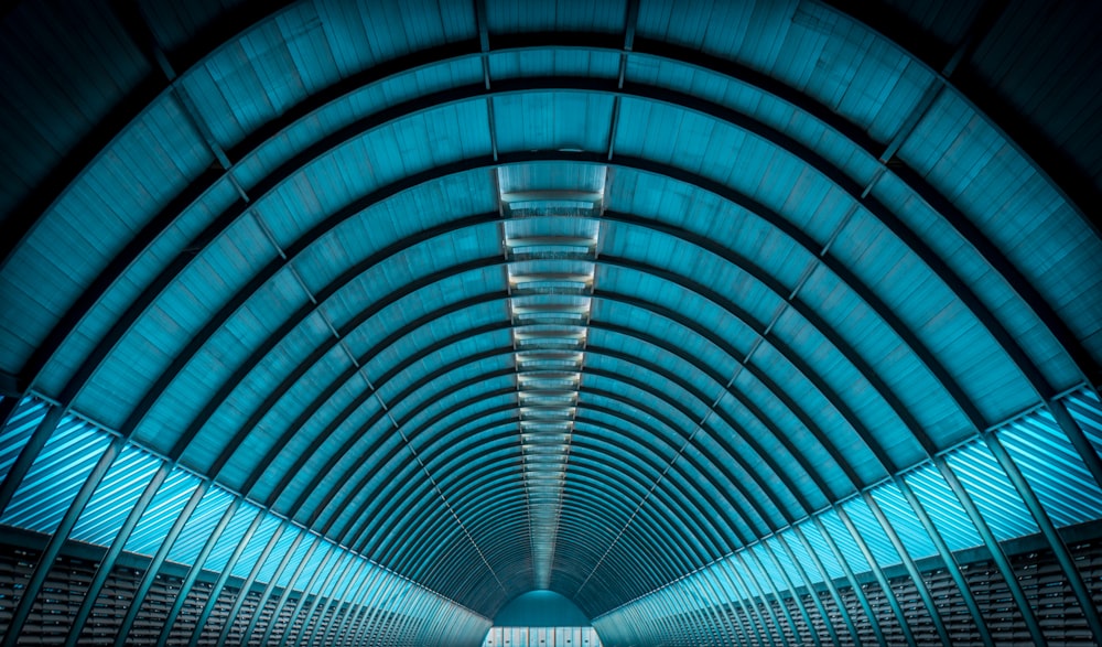 tunnel vuoto ben illuminato