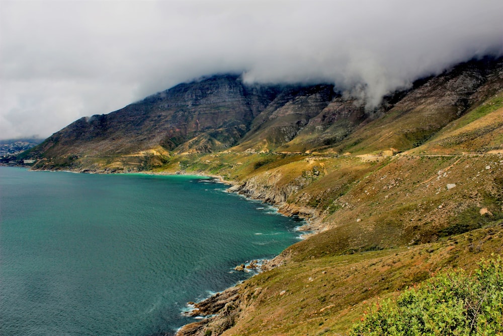 photographie de paysage de plan d’eau près de la montagne