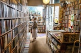 une femme flânant dans une librairie