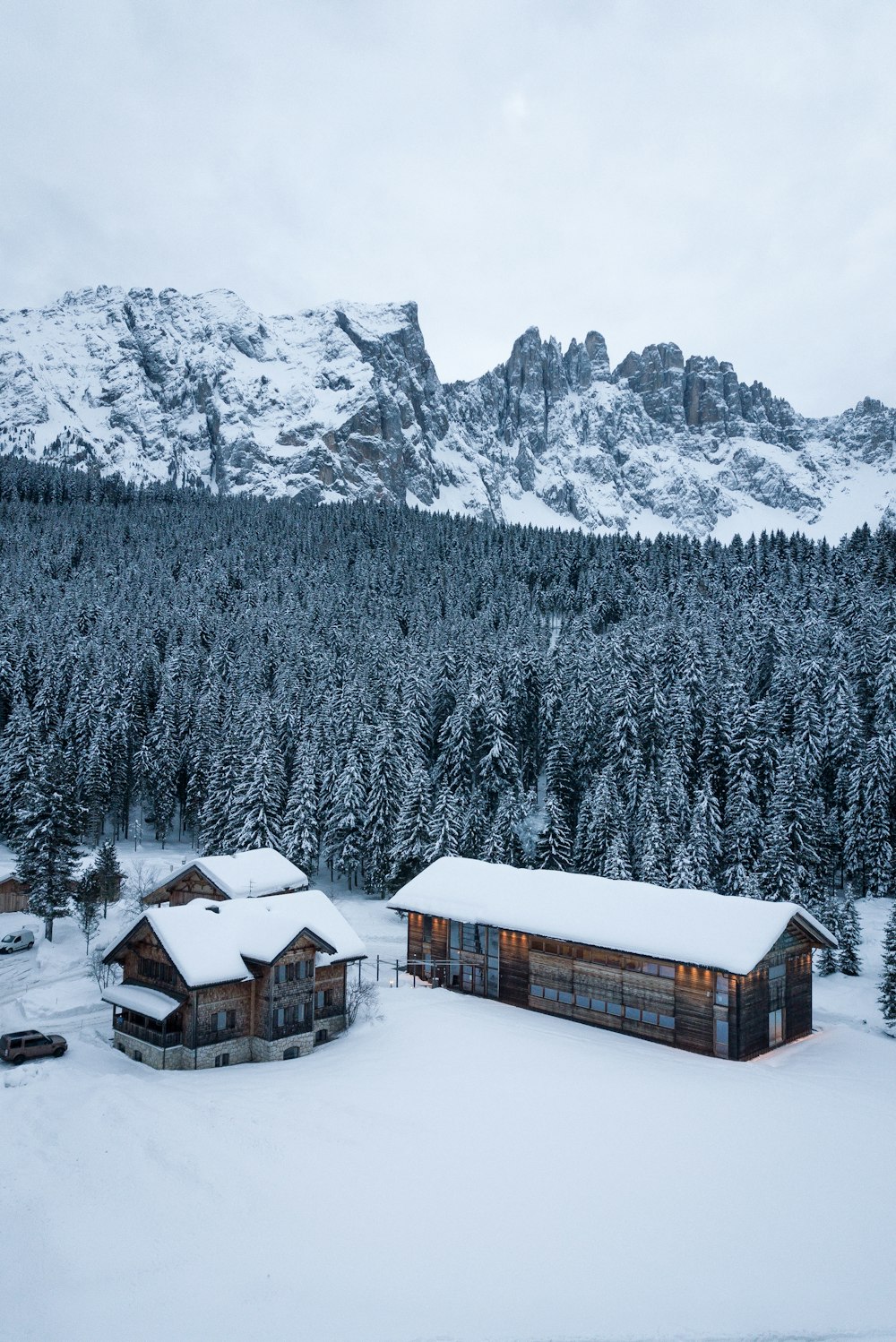 casas de madeira marrom na neve