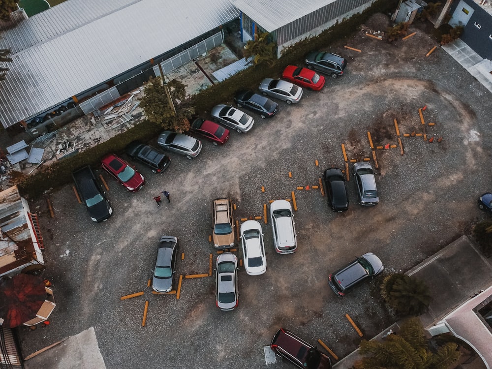 Luftaufnahmen verschiedener Fahrzeuge, die tagsüber neben dem Gebäude geparkt sind
