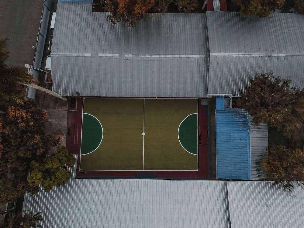 Photographie aérienne d’un terrain de basket-ball