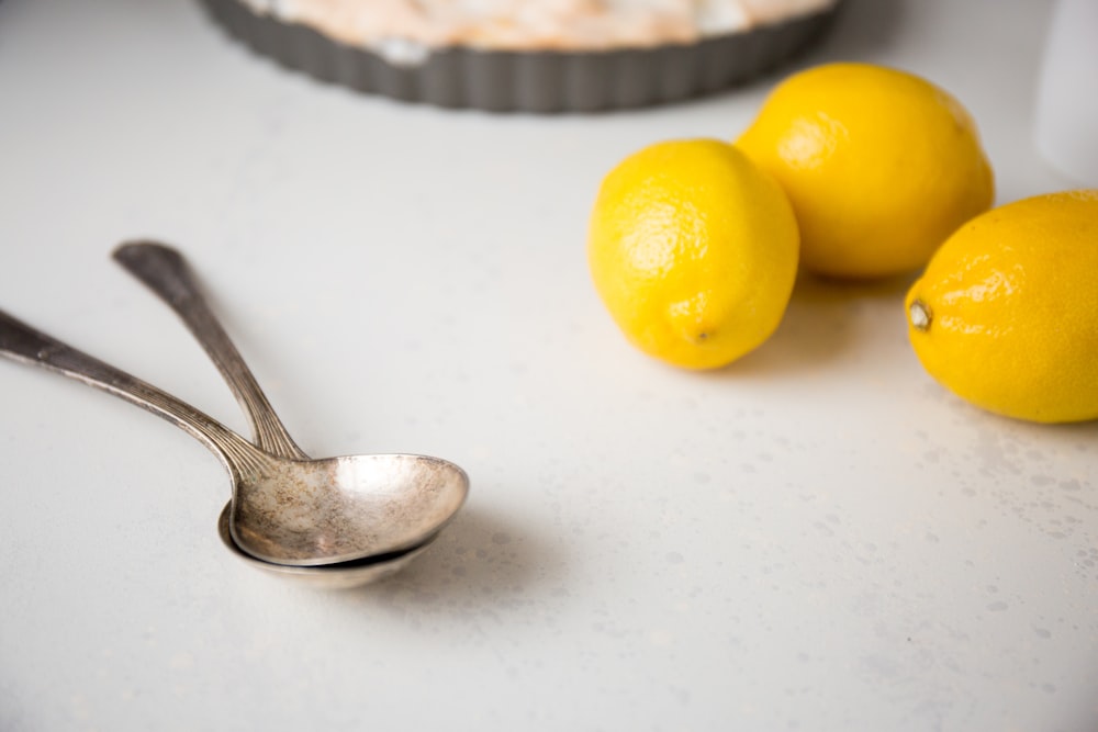 cucchiaio d'oro vicino al limone