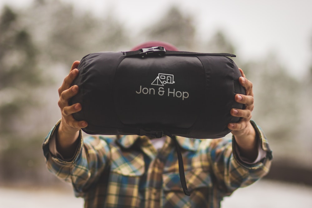 pessoa segurando Jon & Hop bag