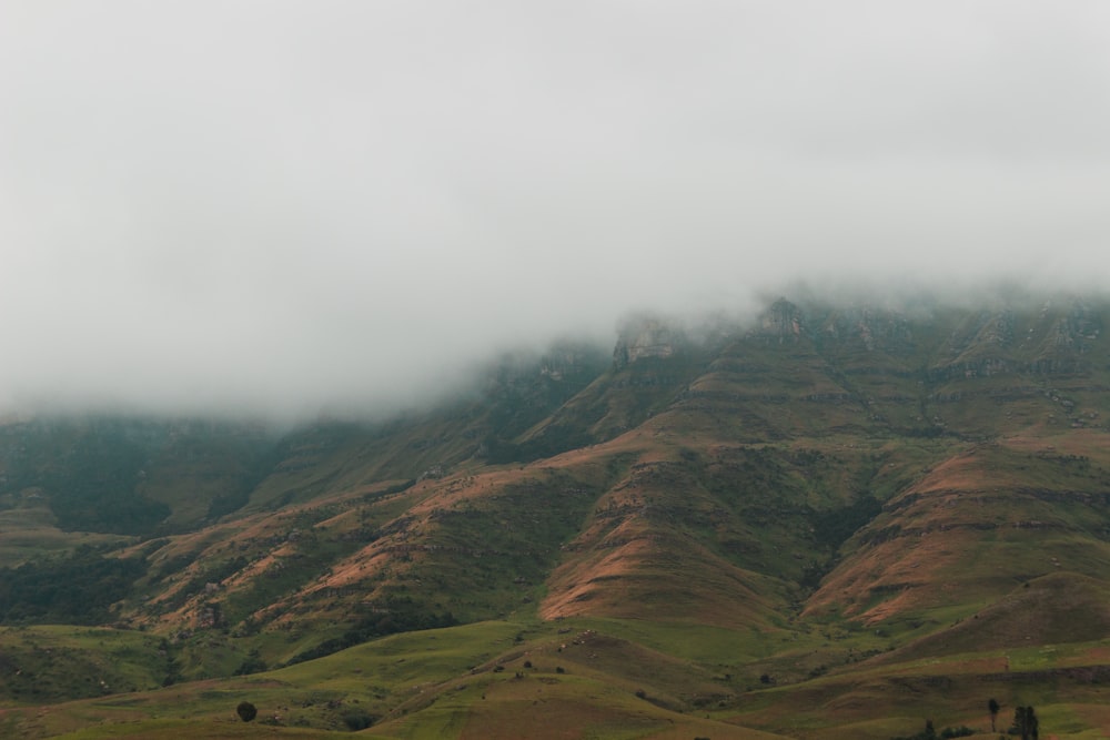 Foto de los Alpes montañosos con niebla