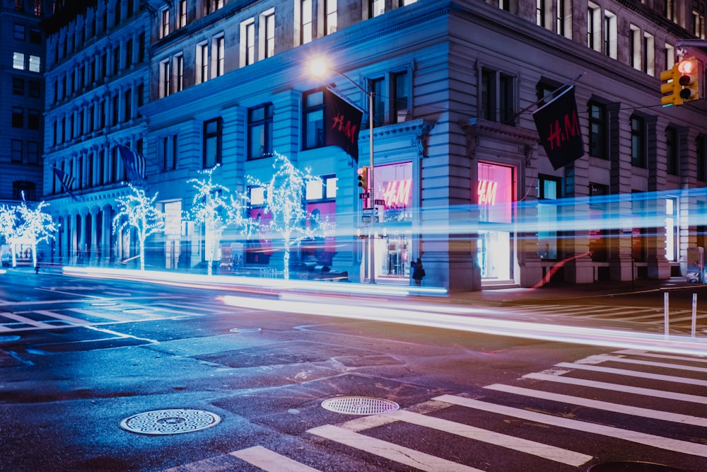 Fotografía de lapso de tiempo de luz de automóvil
