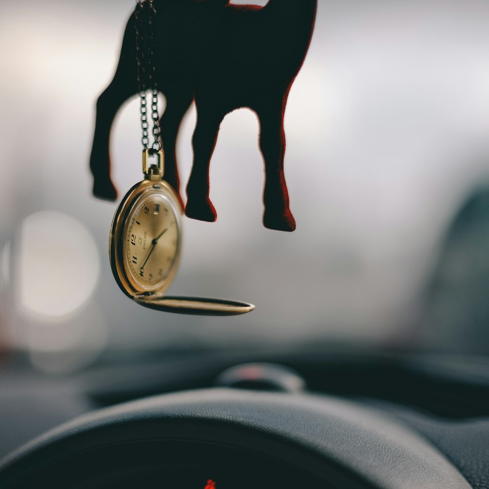 Fotografia con obiettivo tilt shift di un orologio da tasca color oro