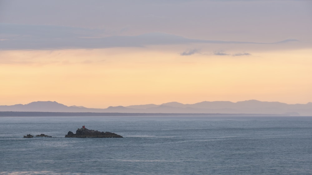 isolotto sul mare durante il giorno