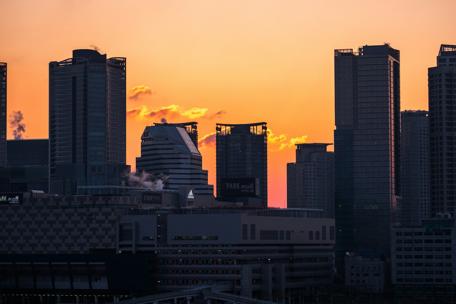 Fujifilm X-T20 + Fujifilm XF 55-200mm F3.5-4.8 R LM OIS sample photo. High rise buildings during photography