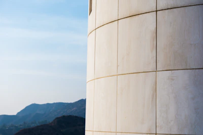 Modern photo of the restored Associação da Covilhã building with Serra da Estrela mountains in the background.