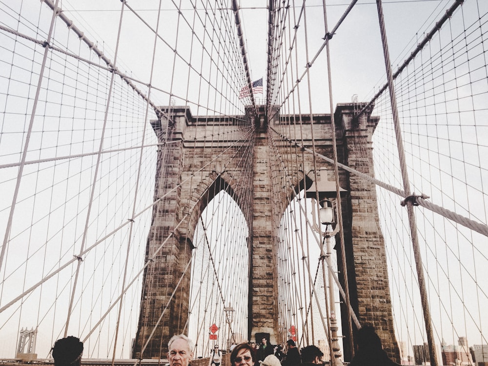 ニューヨークのブルックリン橋を歩く人々
