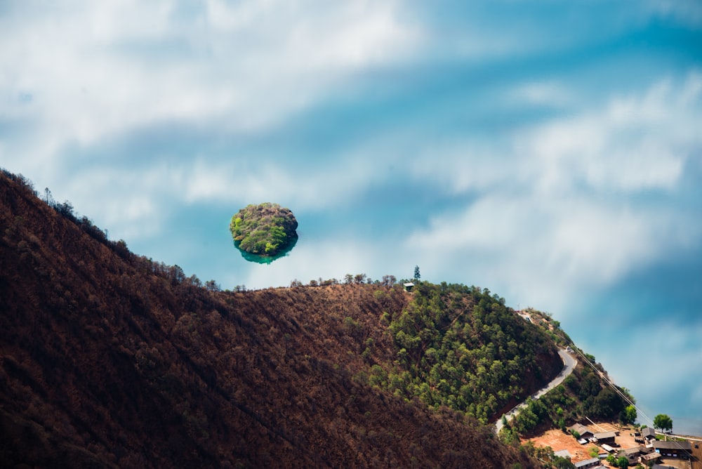 fotografia em escala terrestre da montanha