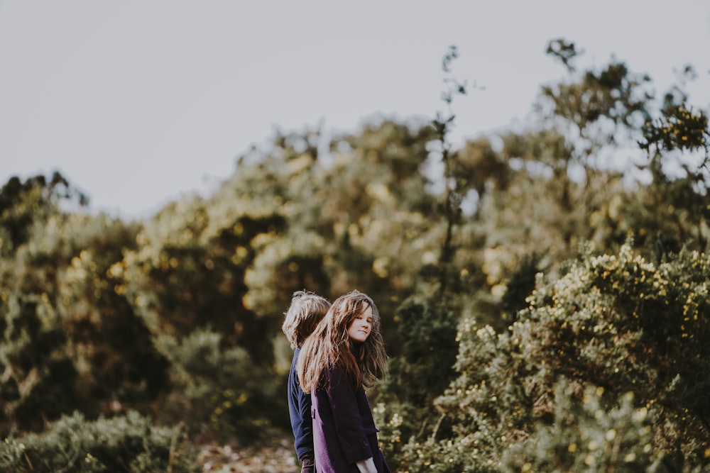 garçon et fille debout ensemble