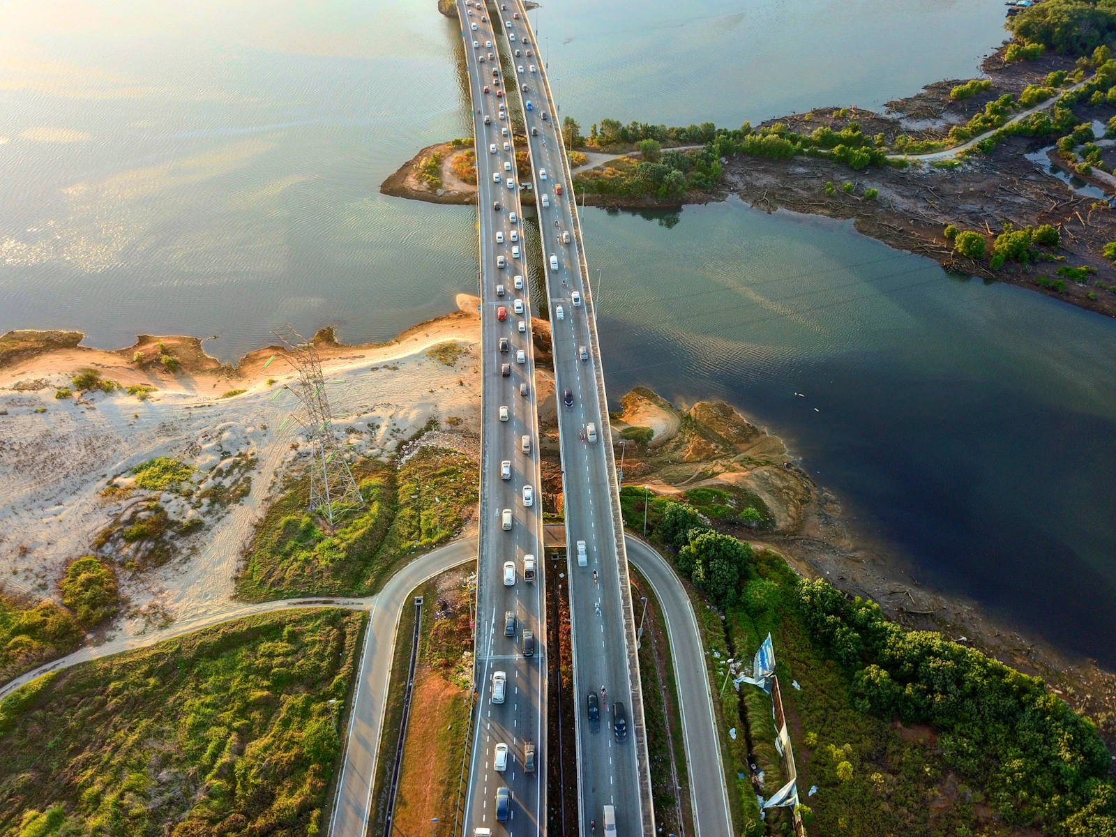 马来西亚新山高速公路与行驶车辆的航拍图