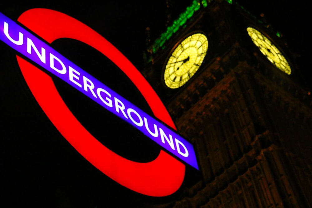 Enseignes lumineuses souterraines à côté de Big Ben