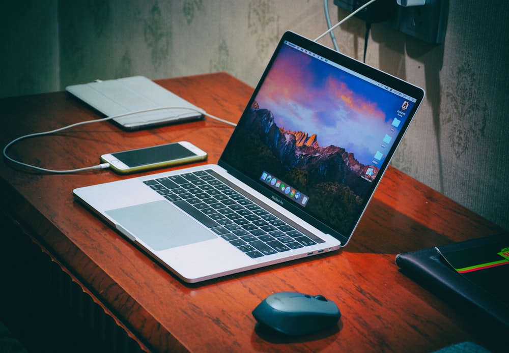 茶色の木製の表面にMacBook Pro