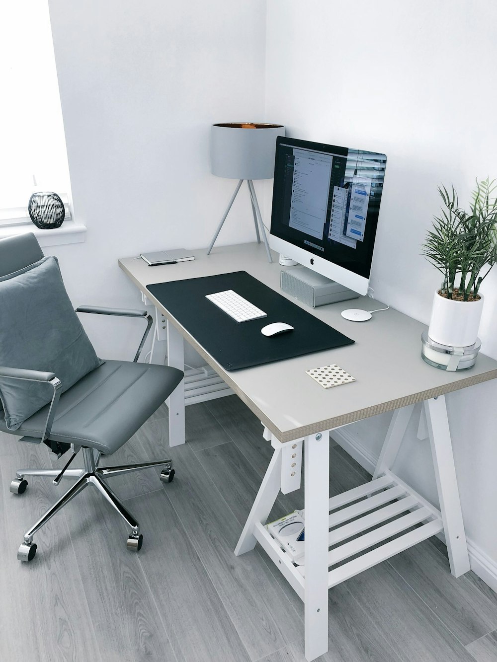 흰색 나무 컴퓨터 책상 옆에 회색 가죽 사무실 롤링 안락 의자