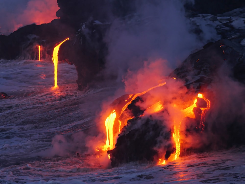 陸地を流れる溶岩の写真