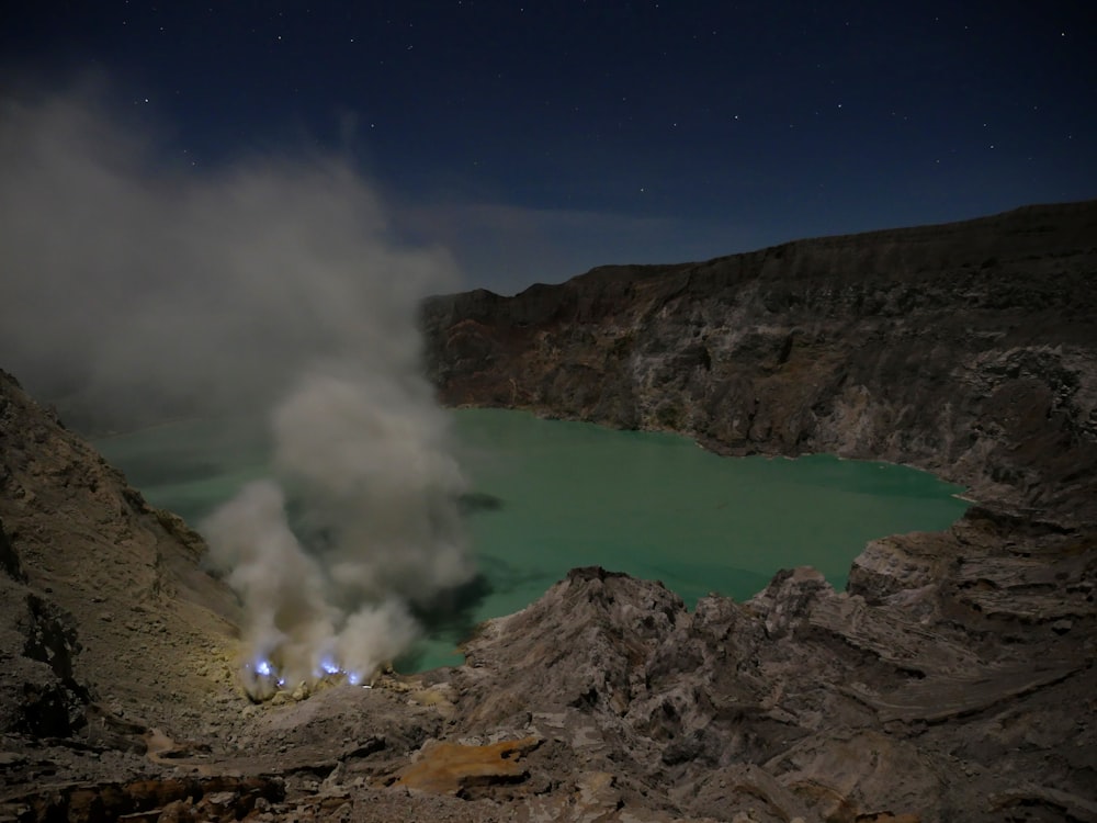 Veduta aerea della montagna e dello specchio d'acqua durante il giorno