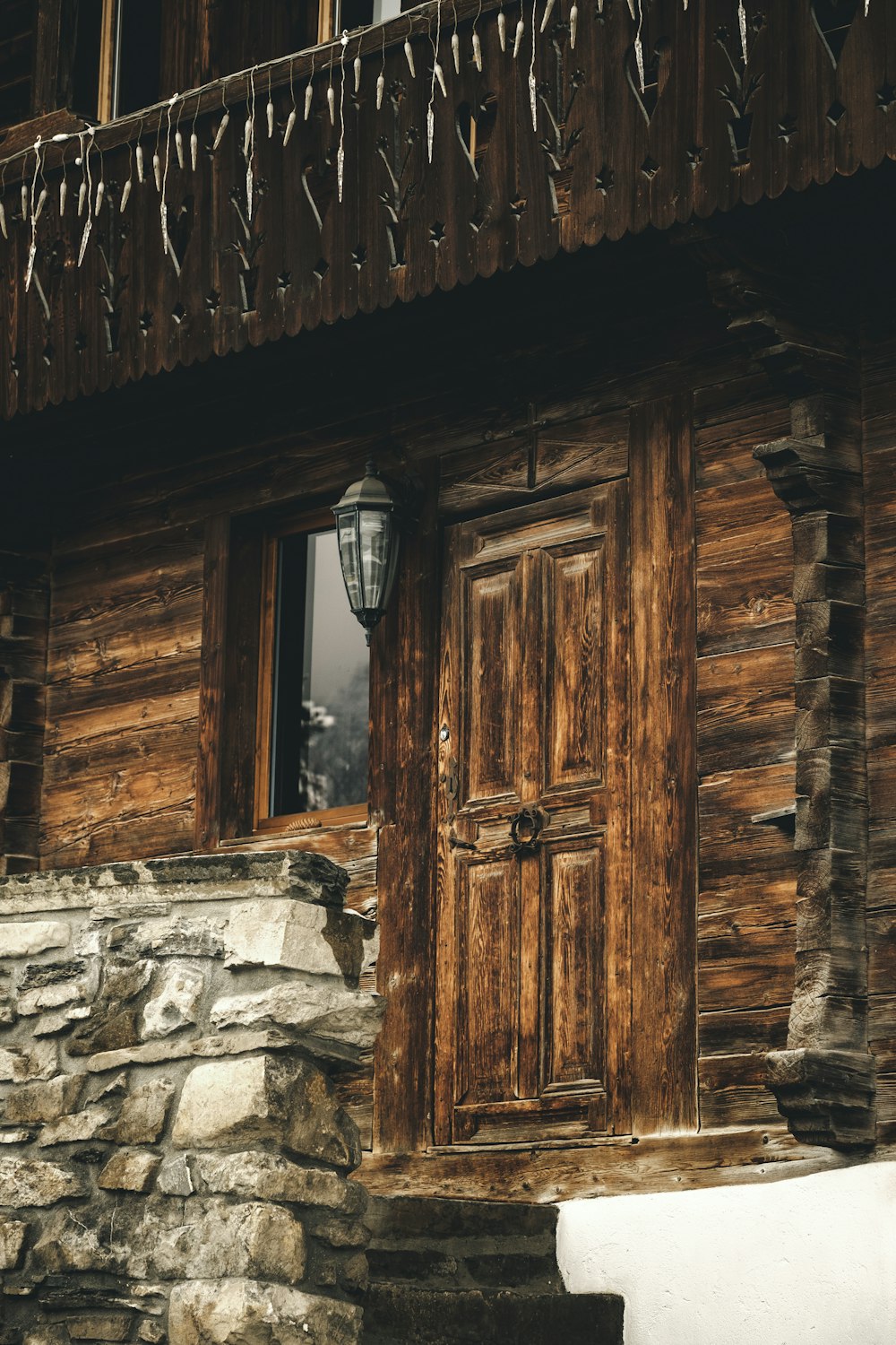 Porte fermée en bois brun