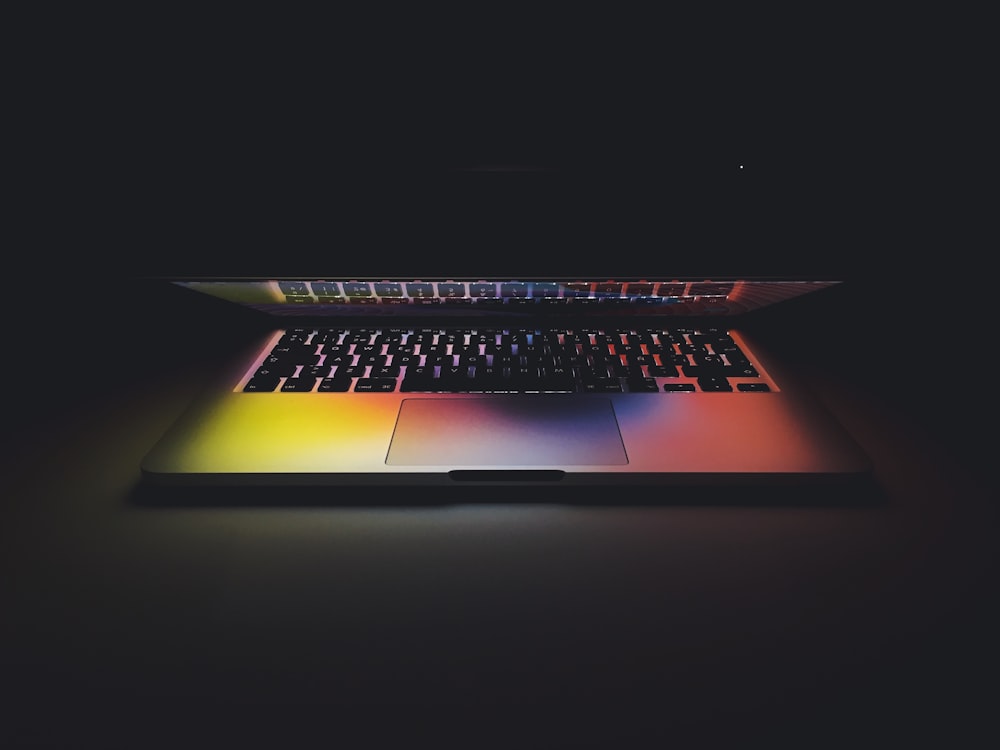 silberfarbenes MacBook Pro halb geöffnet im eingeschalteten Zustand
