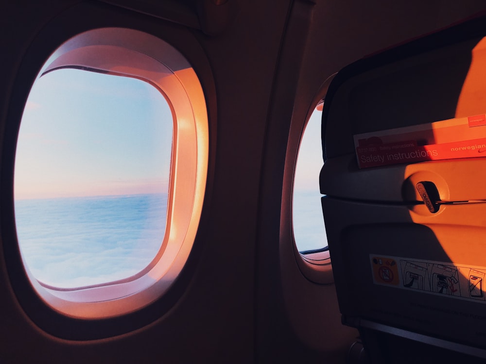 janela do avião durante o dia