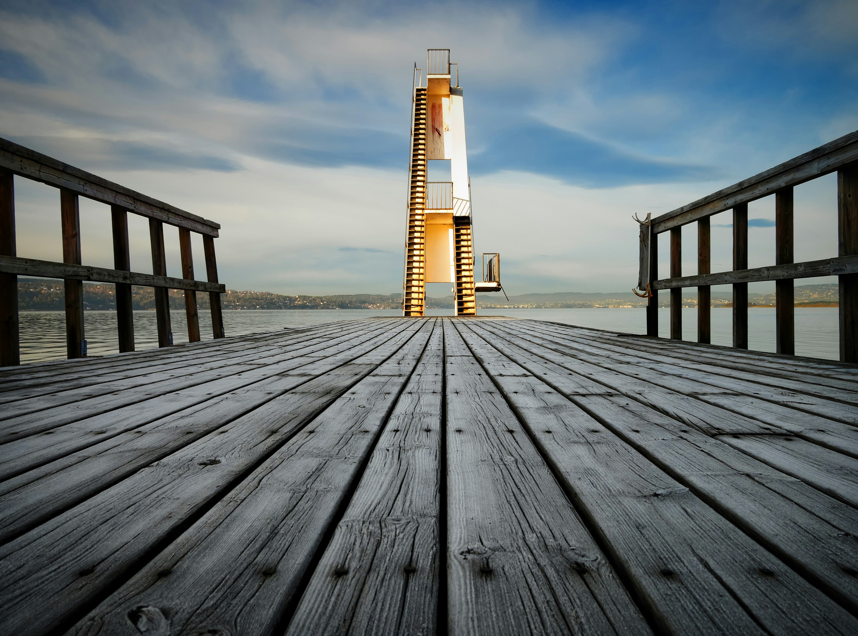 braune Dockbrücke aus Holz