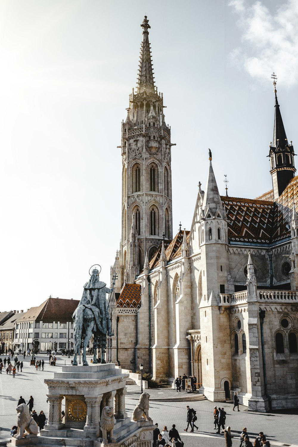 Gente abarrotada caminando cerca de la estatua en la catedral