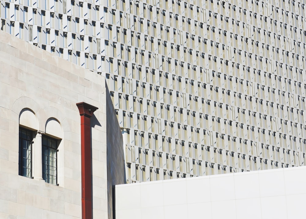 Foto de edificio de hormigón blanco