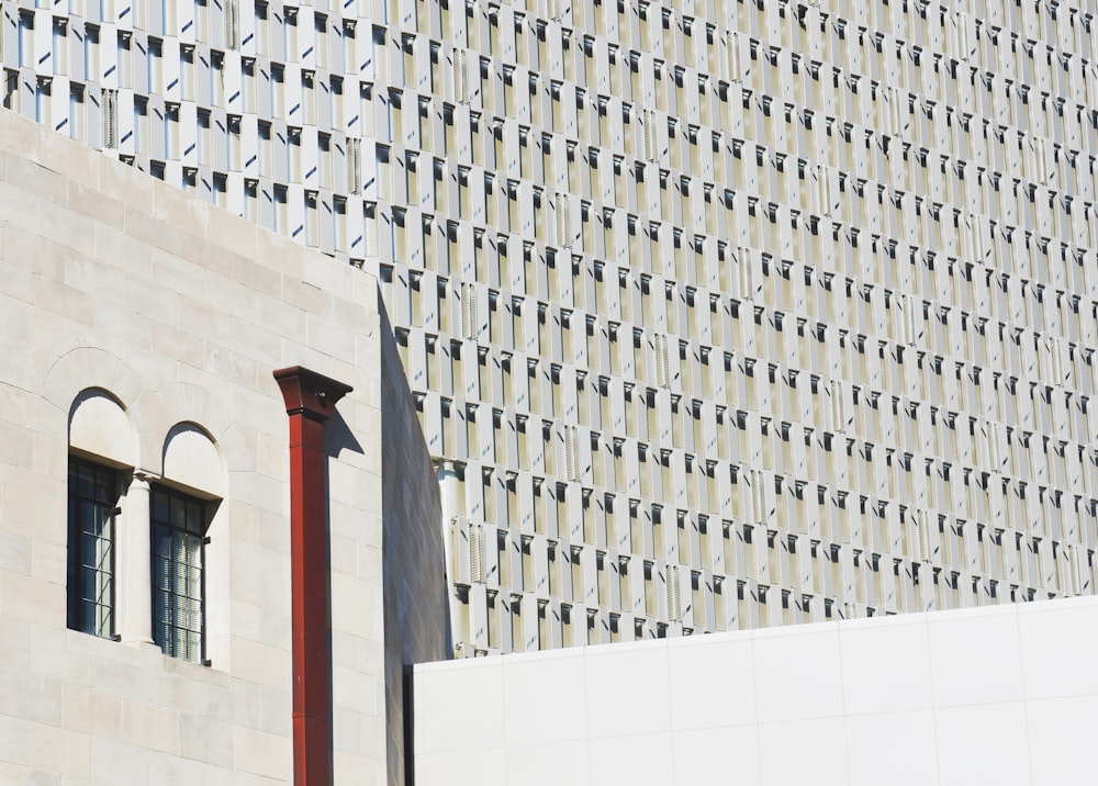 흰색 콘크리트 건물의 사진