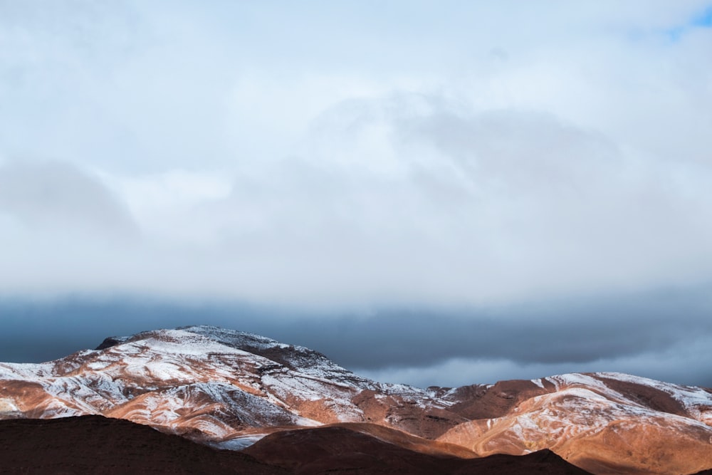 fotografia di paesaggio di montagne marroni e bianche