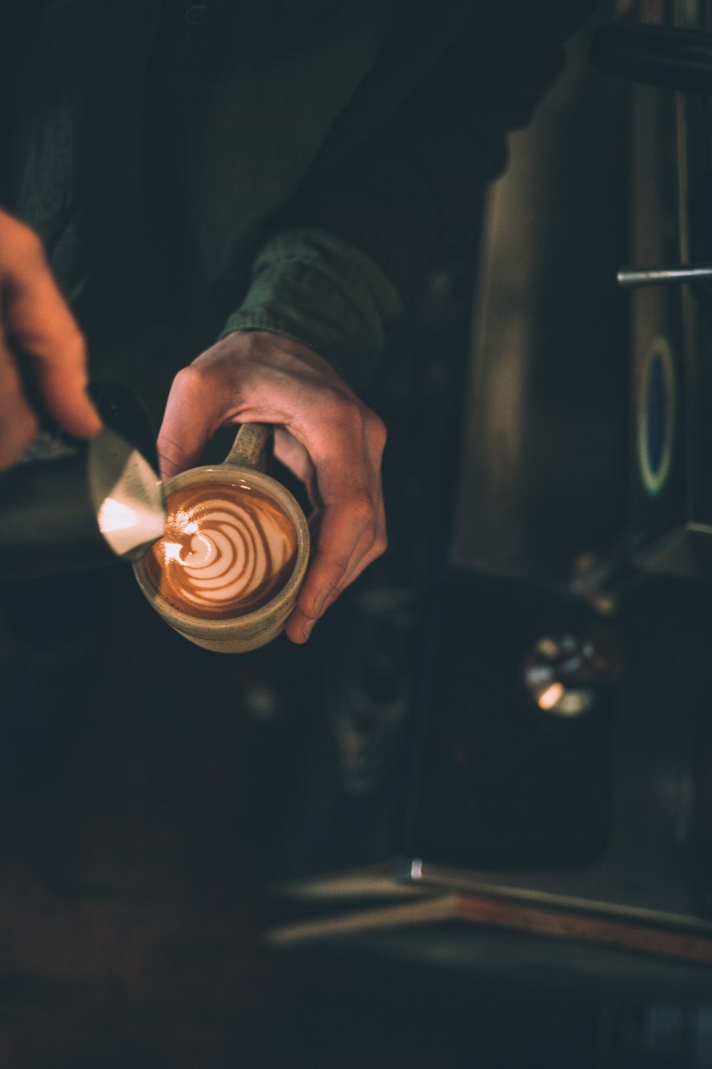 personne tenant une tasse avec du café