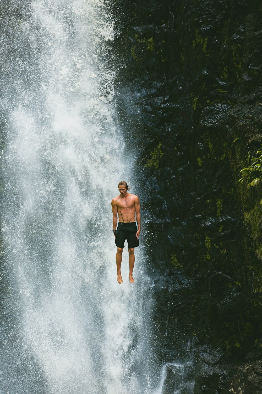 滝に飛び込む男