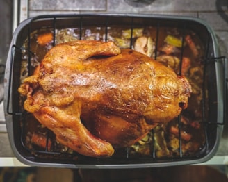 pollo asado encima de la parrilla