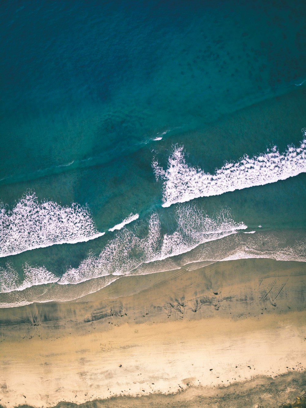 昼間の海波の航空写真