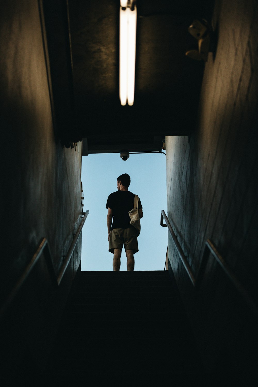 homme debout sur l’escalier