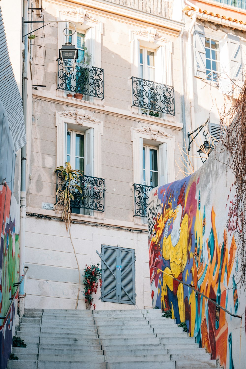 personne près de marches en béton